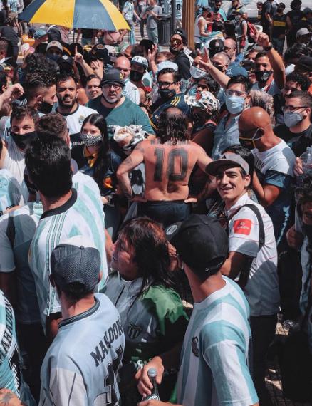 TAPA Aquilano en la multitud