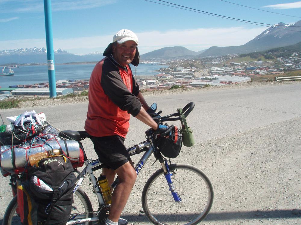 anuario meji La foto que mas aprecio..mi llegada a Ushuaia y despu+®s de recorrer mas de 5000 km de la Ruta 40