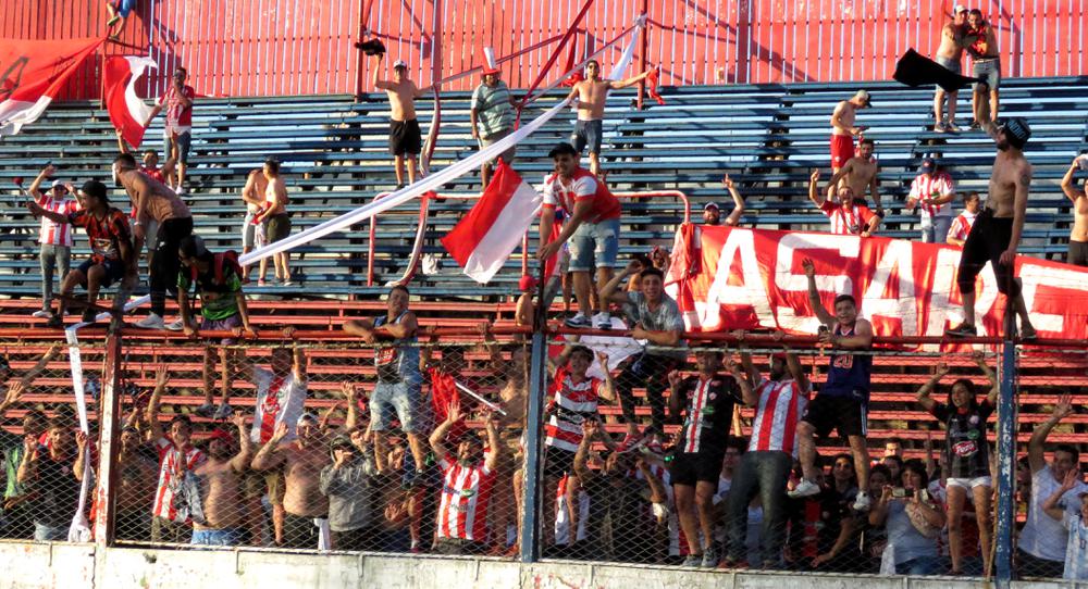 futbol de la c cañuelas HINCHADA en tribuna