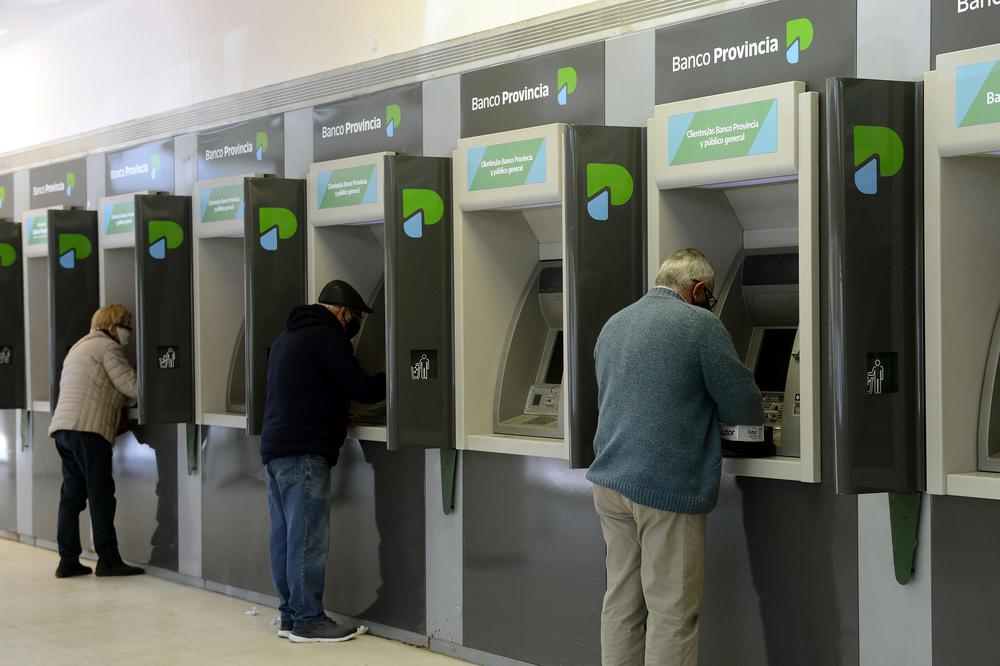 Banco cajeros automáticos con la nueva imagen de marca de Banco Provincia