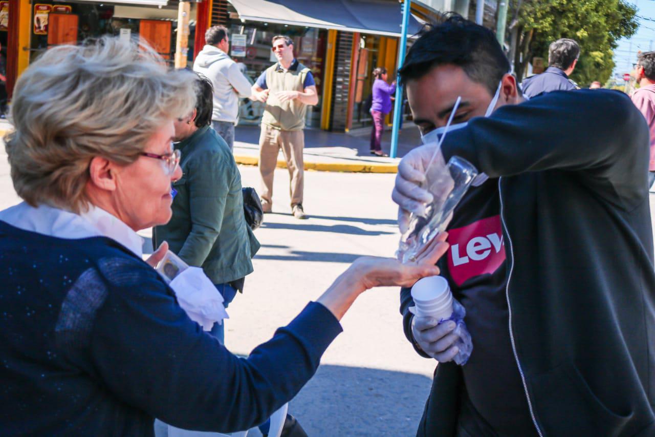 4-4 asistencias a los adultos mayores en las filas de los bancos (9)