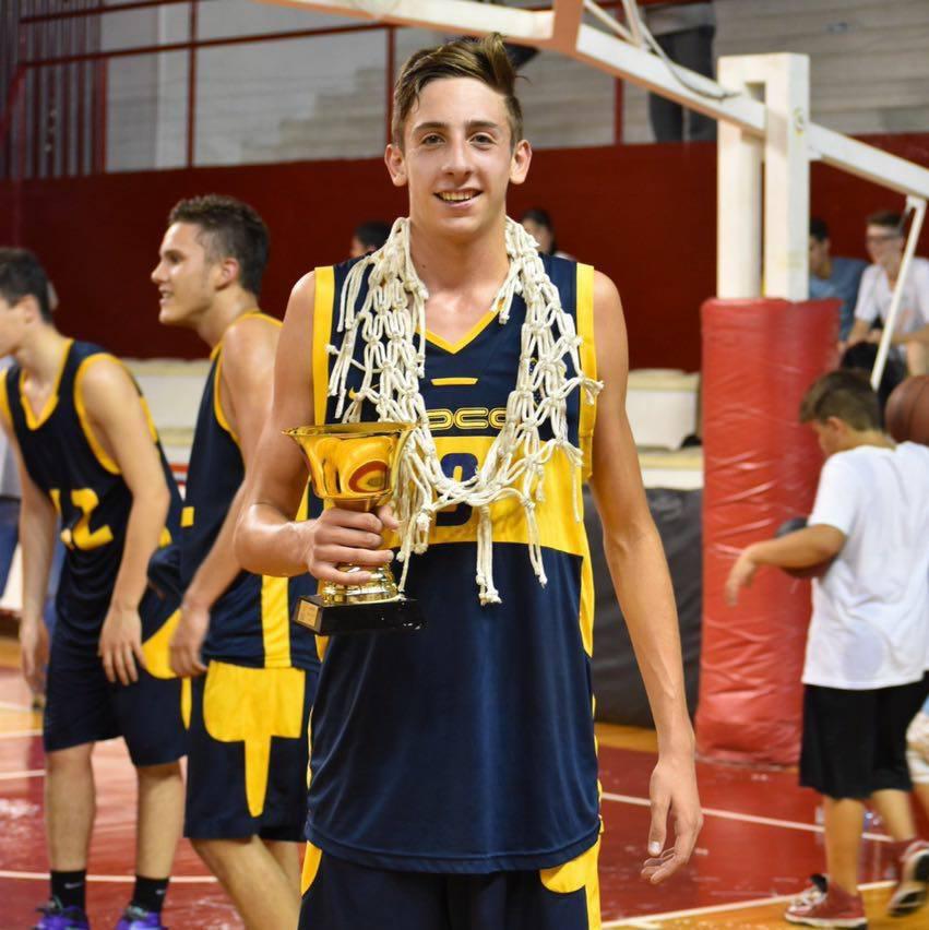 basquet barreiro trofeo en mano