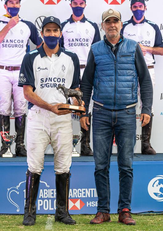polo la dolfina ADOLFO CAMBIASO Y UNO DE LOS PREMIOS RECIBIDOS
