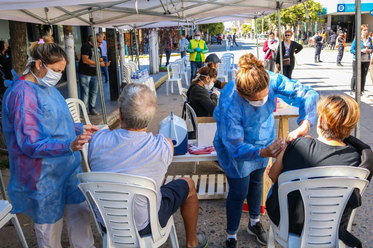 4-4 asistencias a los adultos mayores en las filas de los bancos (6)