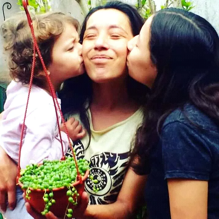 agustina con sus hijas