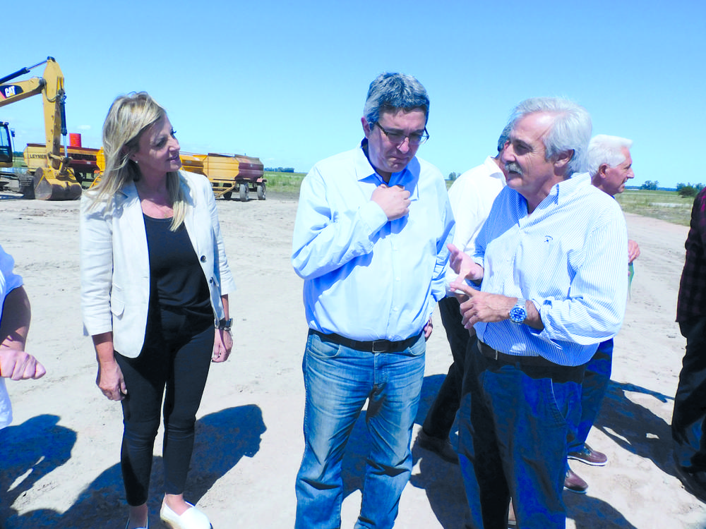 marisa en el mercado con ministro de desarrollo