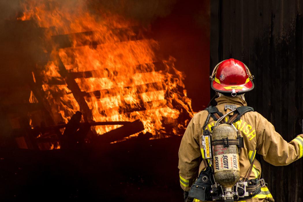 detectores-contra-incendios-bombero