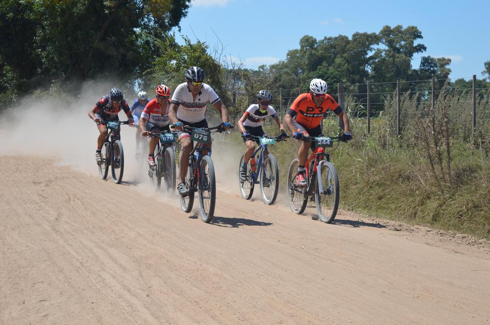 ciclismo Mario Sosa al frente del pelotón