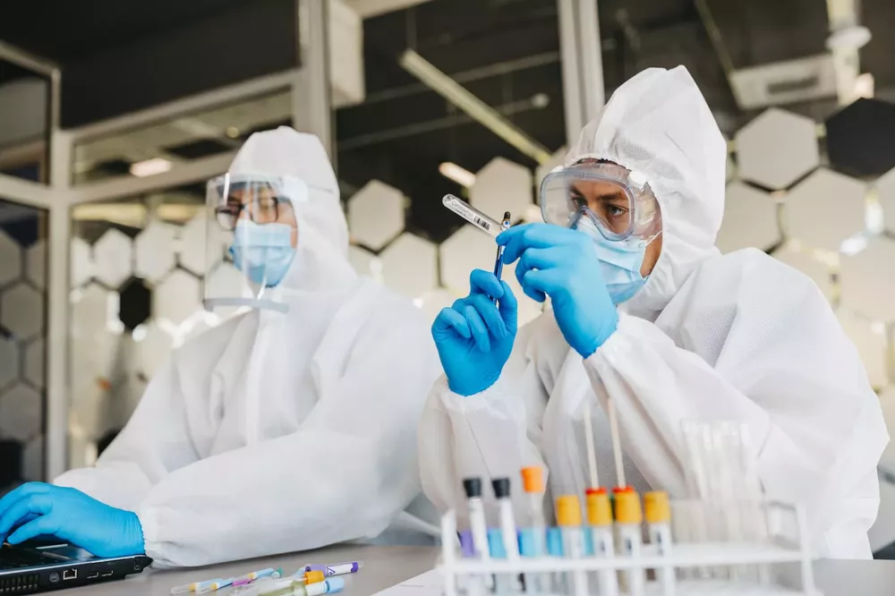cientificos-laboratorio-2110931