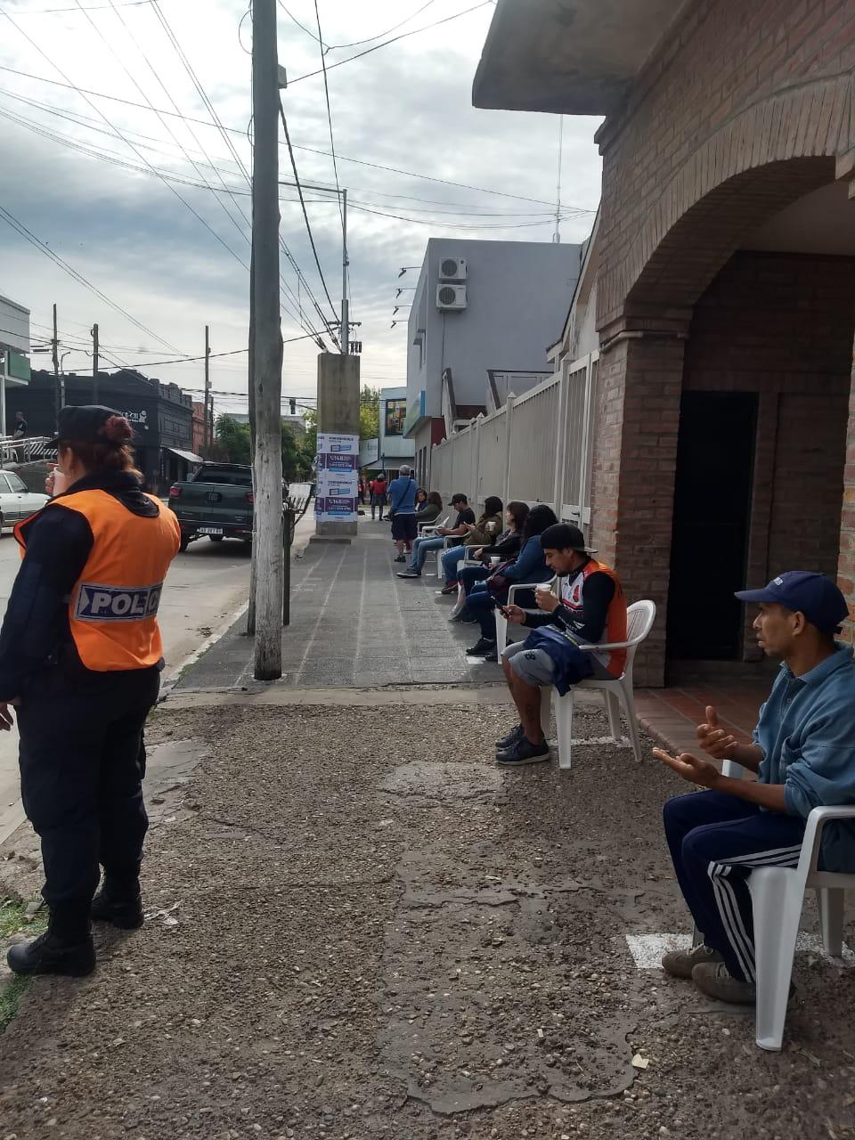 5-4 asistencia en las filas bancarias y vacunación (5)