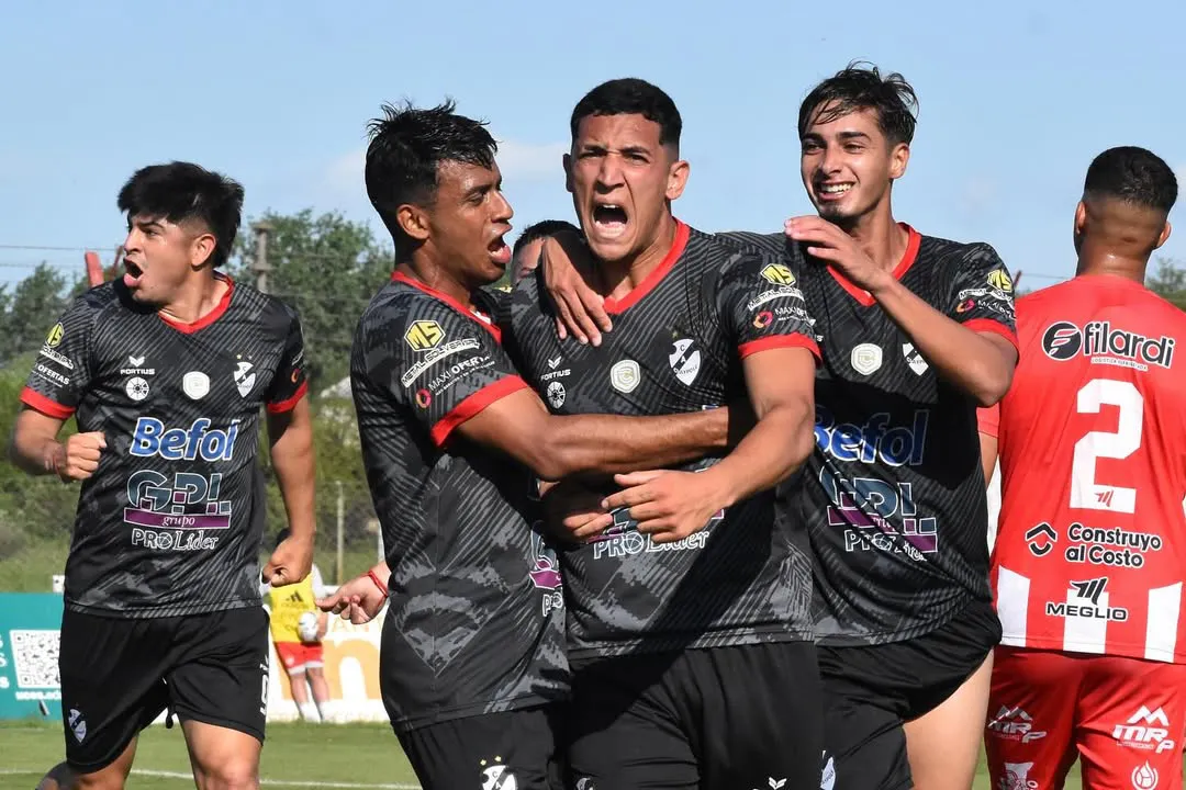 🔚 ¡Final del primer tiempo!Cañuelas 0-1 #Claypole⚽️ Campanelli#VamosTambo 🤍🖤