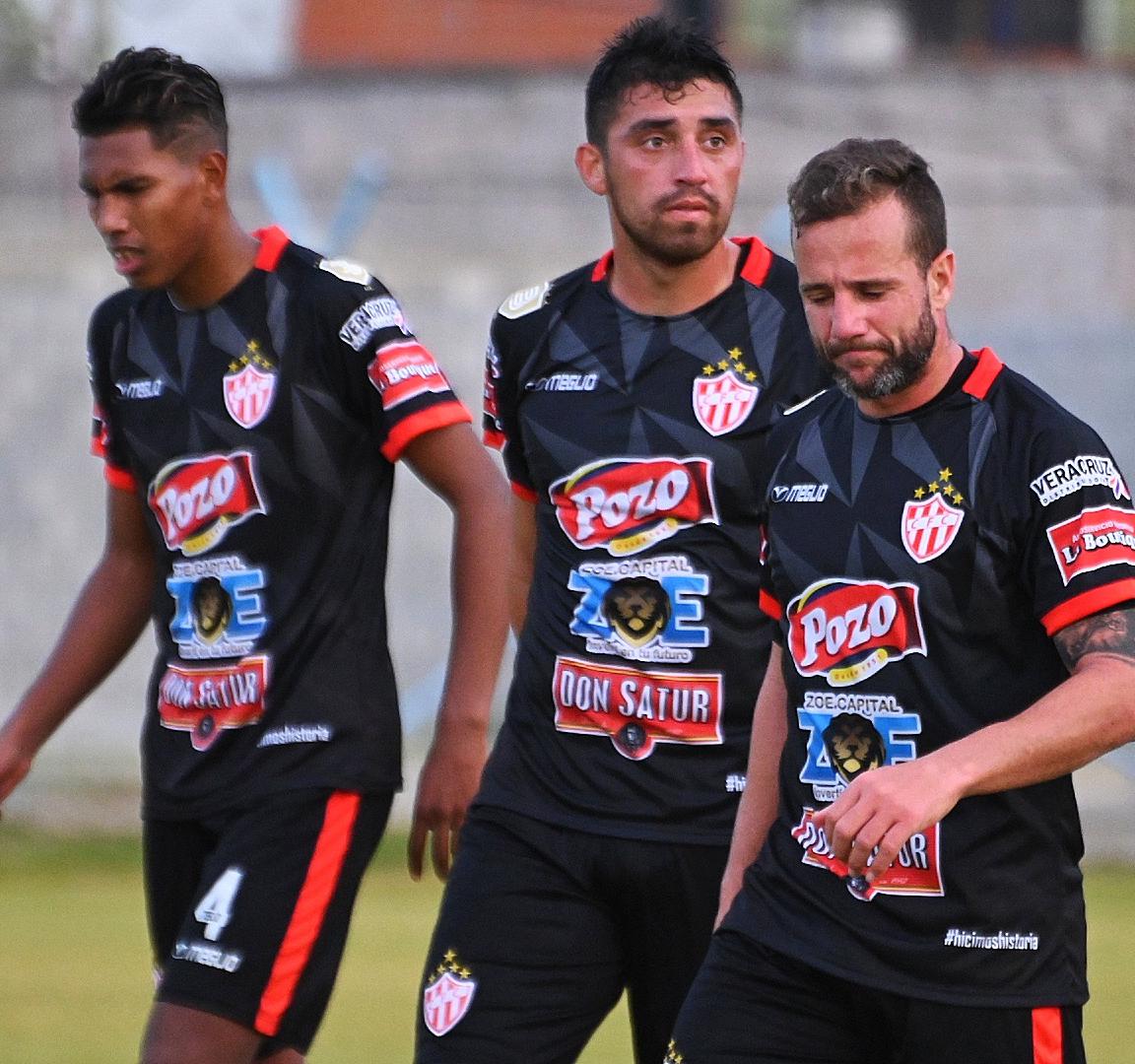 futbol de la b cañuelas mirando al piso