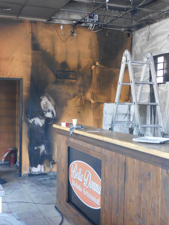 Heladeria incendiada (1)