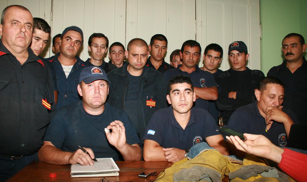 Foto contratapa pagina2y3 bomberos rebeldes