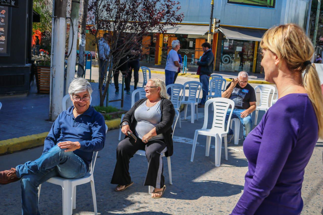 4-4 asistencias a los adultos mayores en las filas de los bancos (10)
