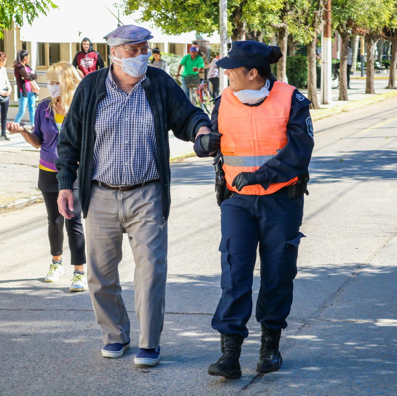4-4 asistencias a los adultos mayores en las filas de los bancos (1)