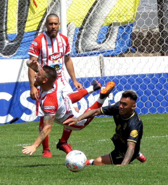 futbol de la b cañuelas PIERNA FUERTE ANTE FRATTINI ESTA