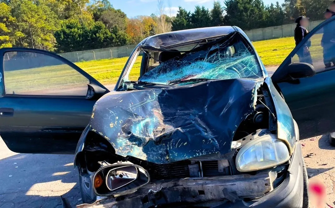 El Corsa terminó con un fuerte impacto. 
