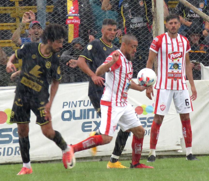 futbol de la b cañuelas MAIDANA BAJO LA LLUVIA ESTA