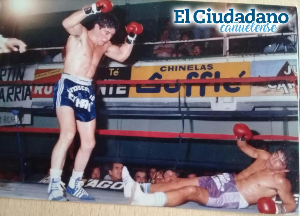 boxeo daneff con los brazos en alto
