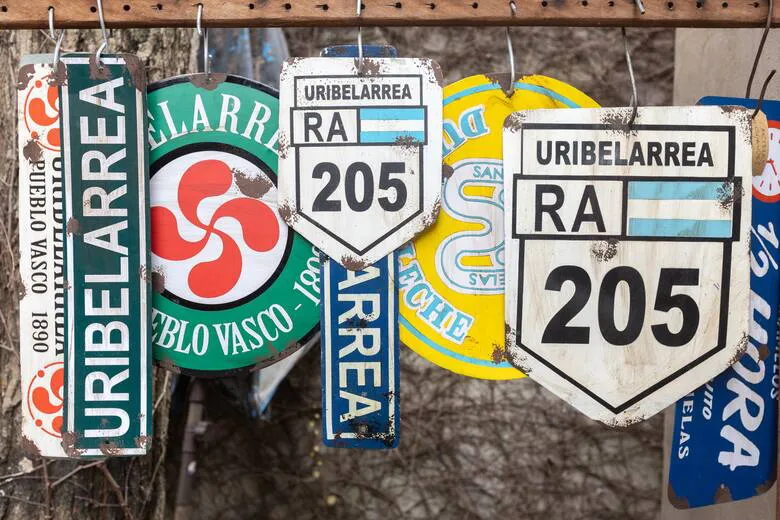 carteles-en-chapa-exhibidos-en-el-local-de-andrea-2VVLQYMYBFD6LL2ZXIQ5ZWIJVM