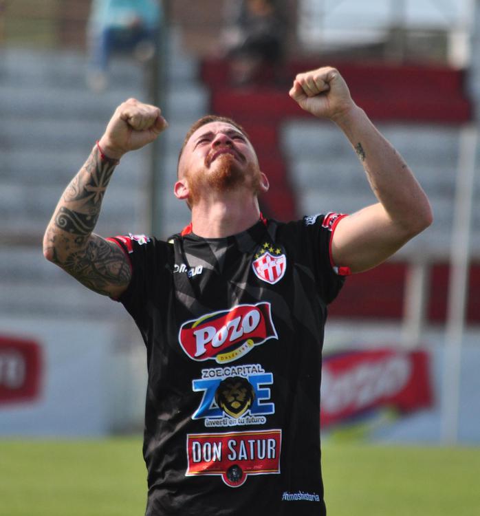 futbol de la b cañuelas frattini mirando al cielo
