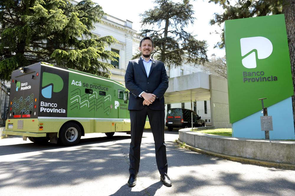 Banco Juan Cuattromo, presidente de Banco Provincia frente a la Casa Matriz La Plata