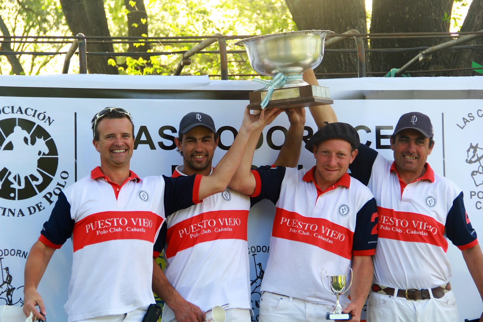 polo jeremy baker con equipo