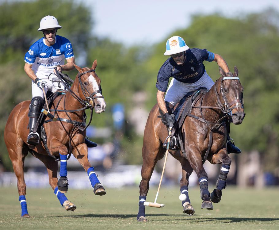 polo adolfo cambiaso con la vista clavada en la bocha