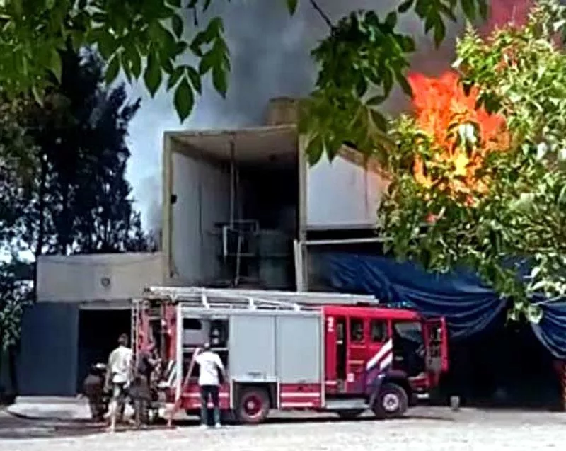 voraz-incendio-en-una-graseria-de-ruta-3-24266