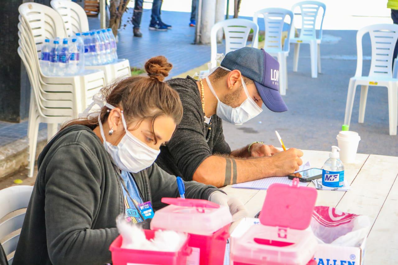 4-4 asistencias a los adultos mayores en las filas de los bancos (8)
