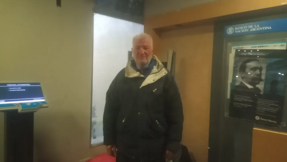 Juan Carlos Diaz duerme en el cajero-1