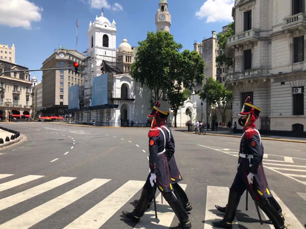 8-11 visita a la casa de Gobierno (1)