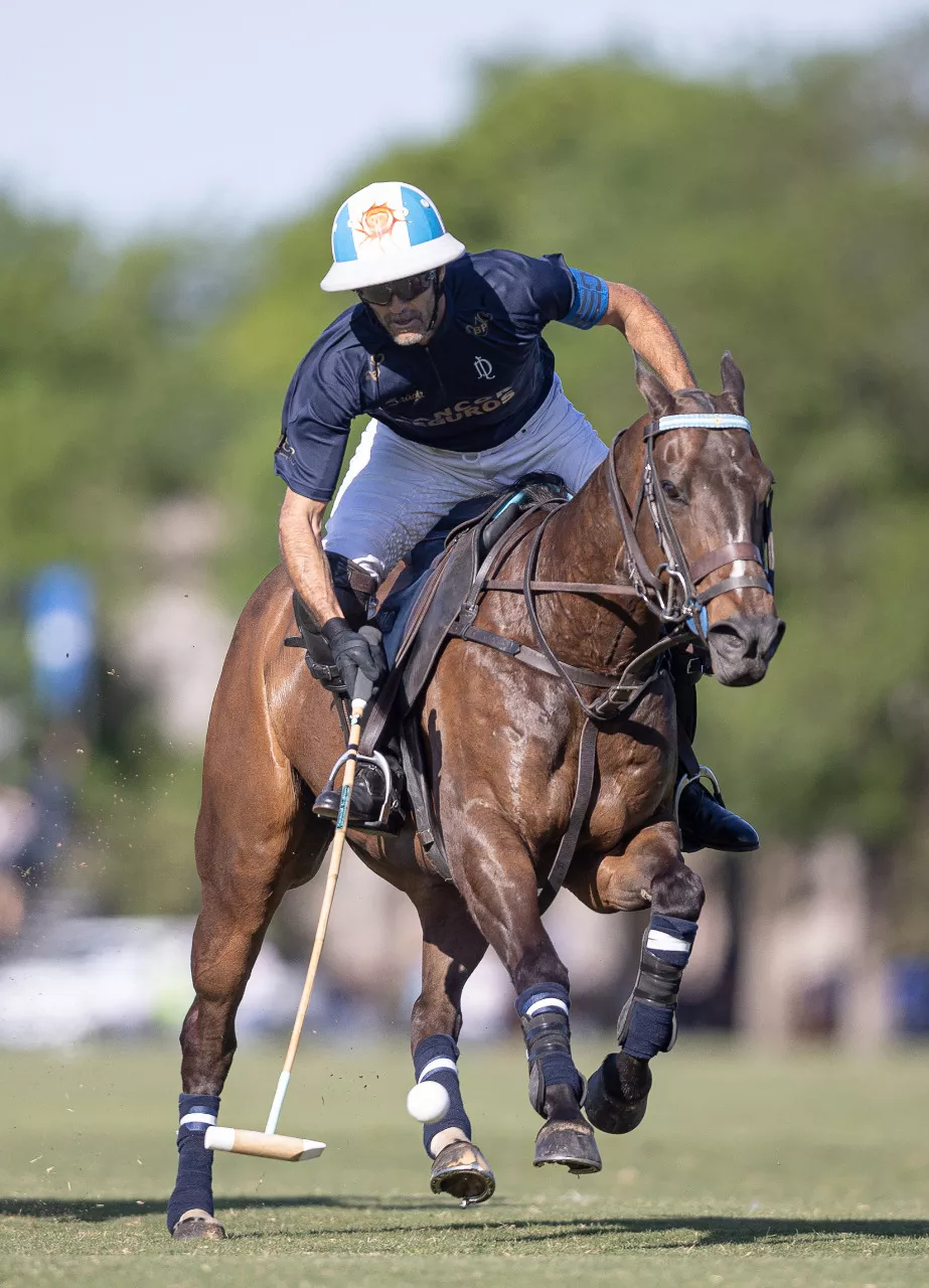 Foto Perfil Cambiaso a la izquierda Página 23