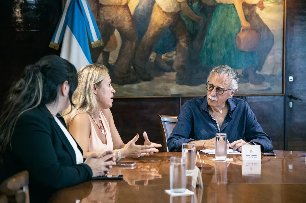 thumbnail_lugones_con_autoridades_hospital_cuenca_alta