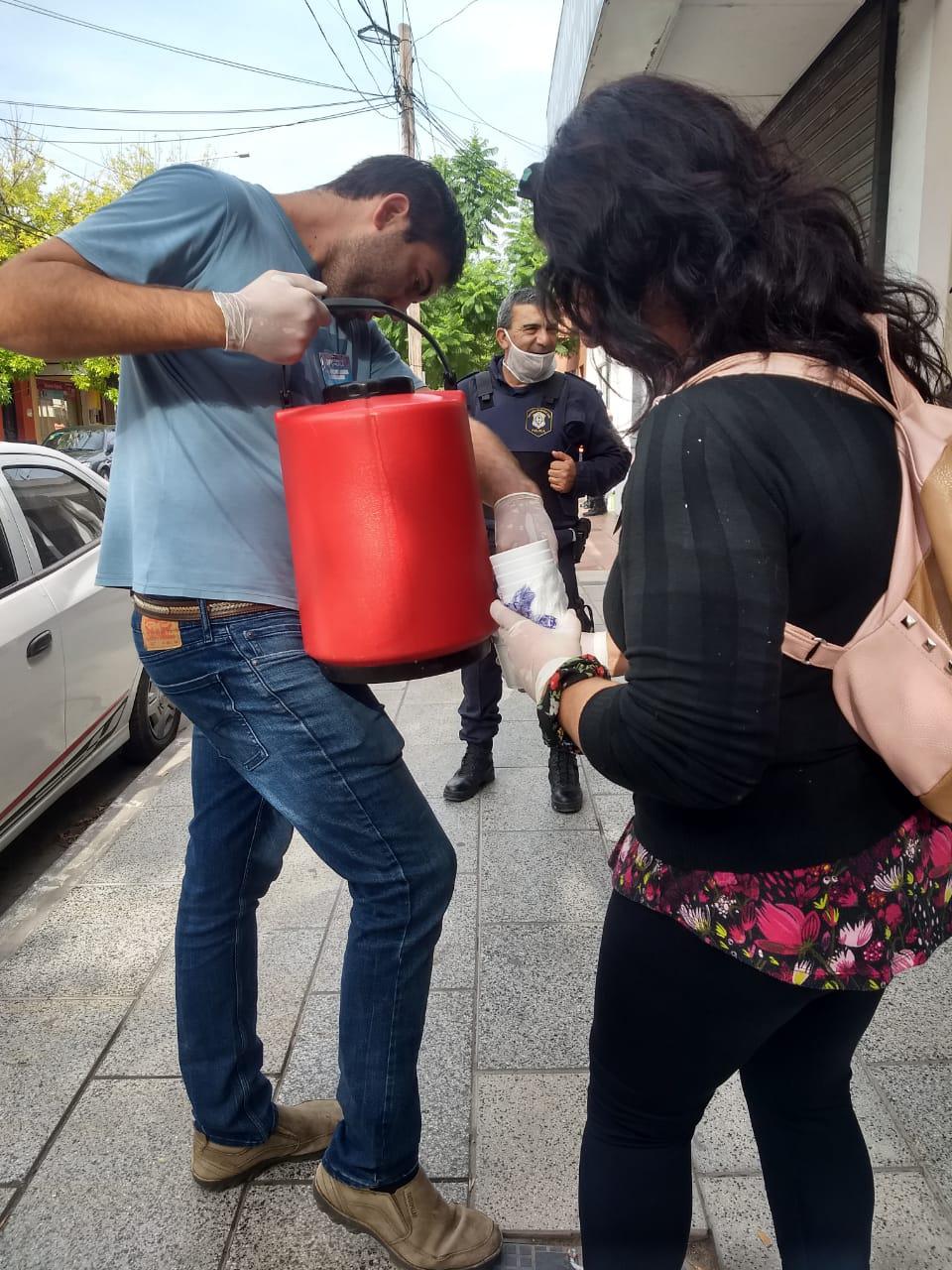 5-4 asistencia en las filas bancarias y vacunación (4)