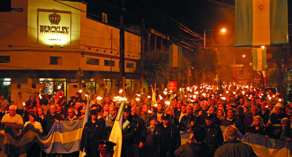 Foto contratapa caravana antorchas