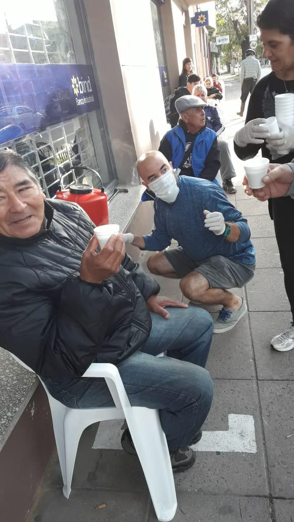 5-4 asistencia en las filas bancarias y vacunación (2)