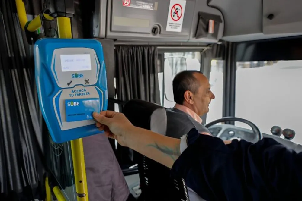una-persona-viajando-colectivo