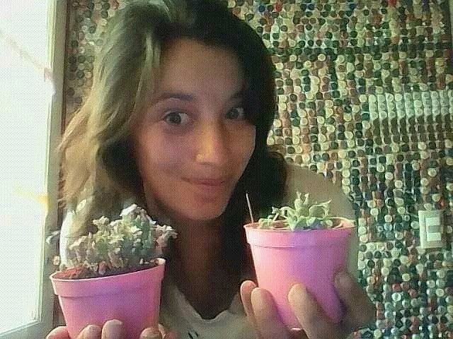 Agustina con sus plantas del emprendemiento