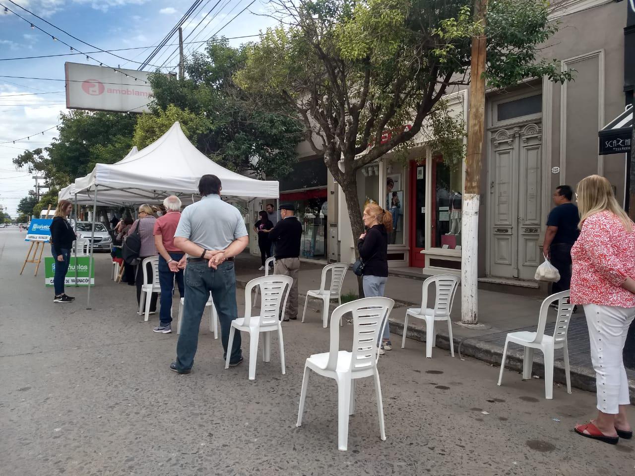 5-4 asistencia en las filas bancarias y vacunación (9)