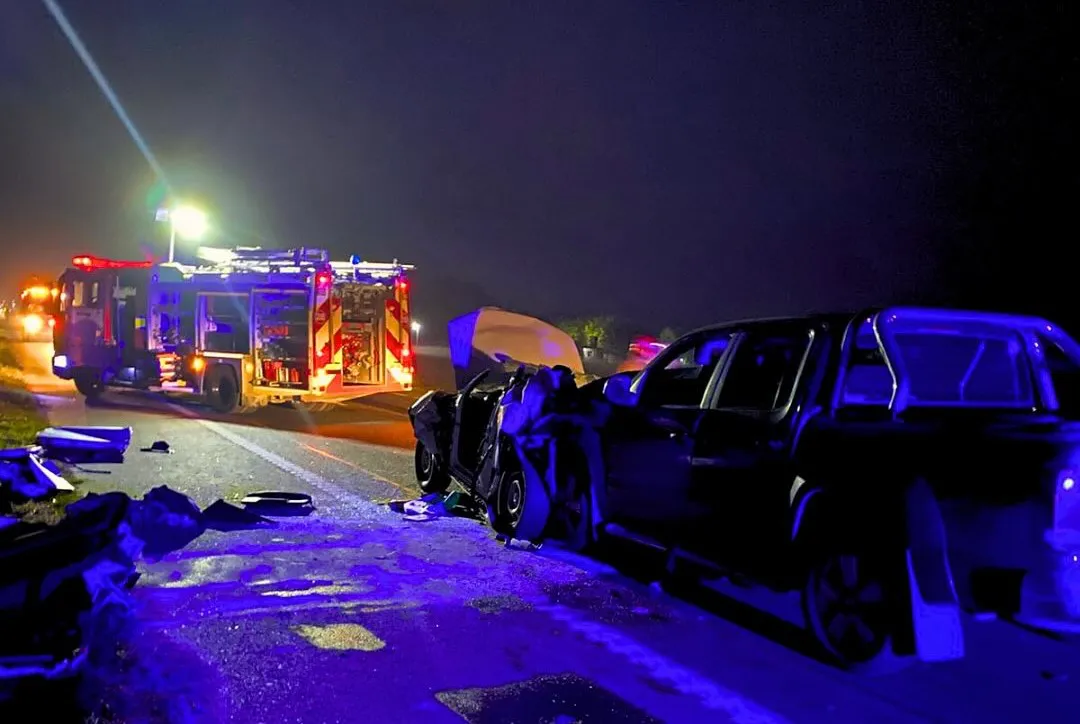 ACCIDENTE VEHICULAR Siendo las 06-15hs se desplaza móvil N°28 y N°22 por accidente vehicular en Ruta 205 - Km 72, a cargo del Jefe de Cuerpo Coronel P. (1)